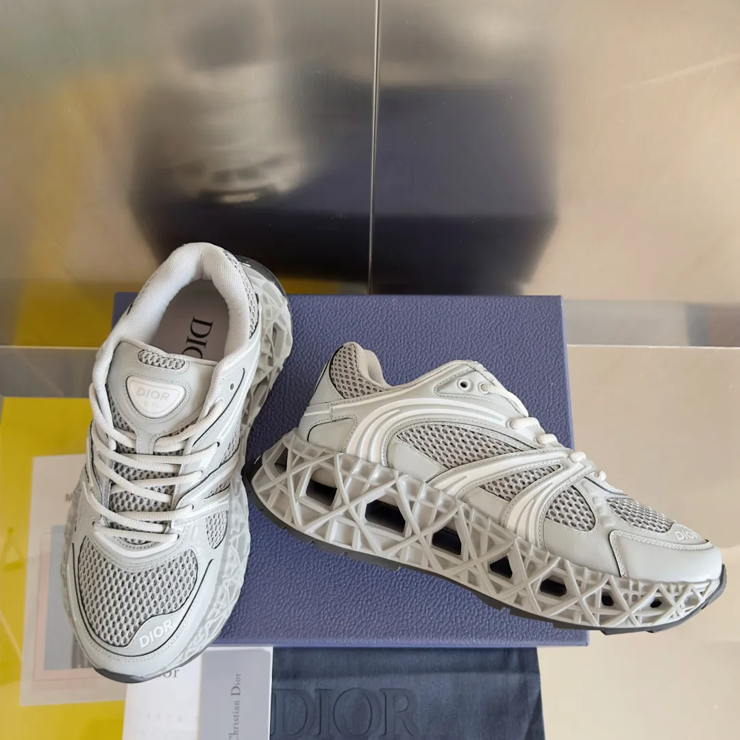 【DIOR】P:800💰 Men's 39-44. (Male 45.46 custom-made) Dior kawa Dior joint 2025ss casual sports shoes‼ ️ Reinterpret running shoes with dior’s haute couture style. b35 is made of fine-textured leather and mesh fabric materials. It can be worn in all seasons, is comfortable and breathable, and has many lines on the shoe body to outline details. It has a full retro three-dimensional feel and can create a casual look all year round!